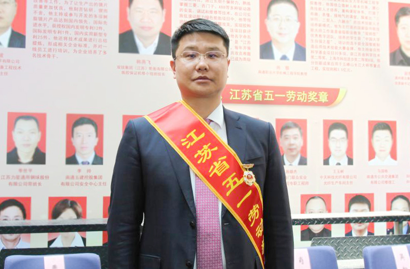 尊崇勞模 學(xué)習勞模 争當勞模